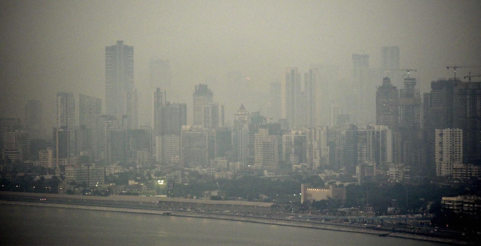 मुंबई की वायु गुणवत्ता मध्यम श्रेणी (AQI 123) में है. हालांकि यह गंभीर स्थिति नहीं है, लेकिन स्वास्थ्य विशेषज्ञ बच्चों, बुजुर्गों और सांस की बीमारियों से पीड़ित लोगों को सतर्क रहने की सलाह देते हैं. 