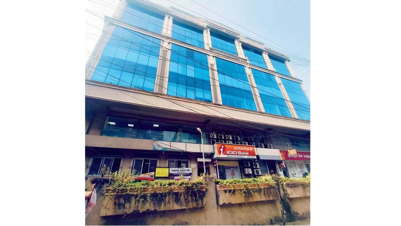 अंधेरी पूर्व में महाकाली केव्स रोड पर आईसीआईसीआई बैंक की शाखा