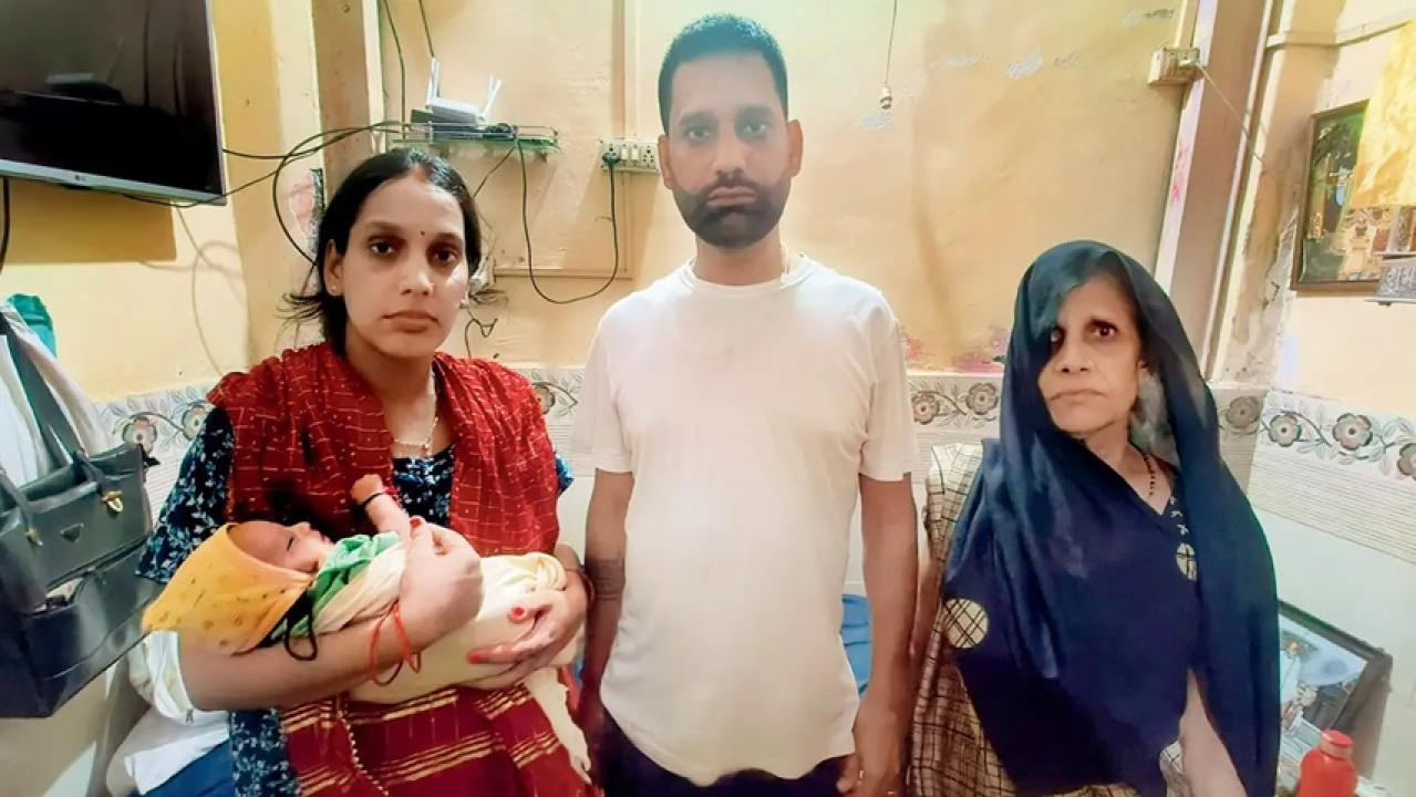 (बाएं से) सिम्पी और उसका नवजात शिशु, उसका भाई विनय उपाध्याय और उनकी मां
