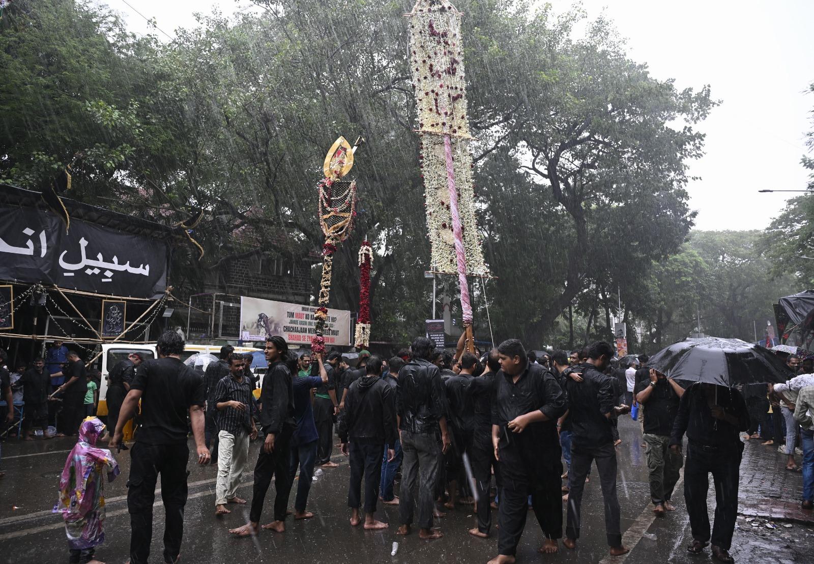 जुलूसों के दौरान धार्मिक गीतों और मर्सियों का पाठ किया गया, जिसमें इमाम हुसैन की शहादत और कर्बला की त्रासदी को याद किया गया. 