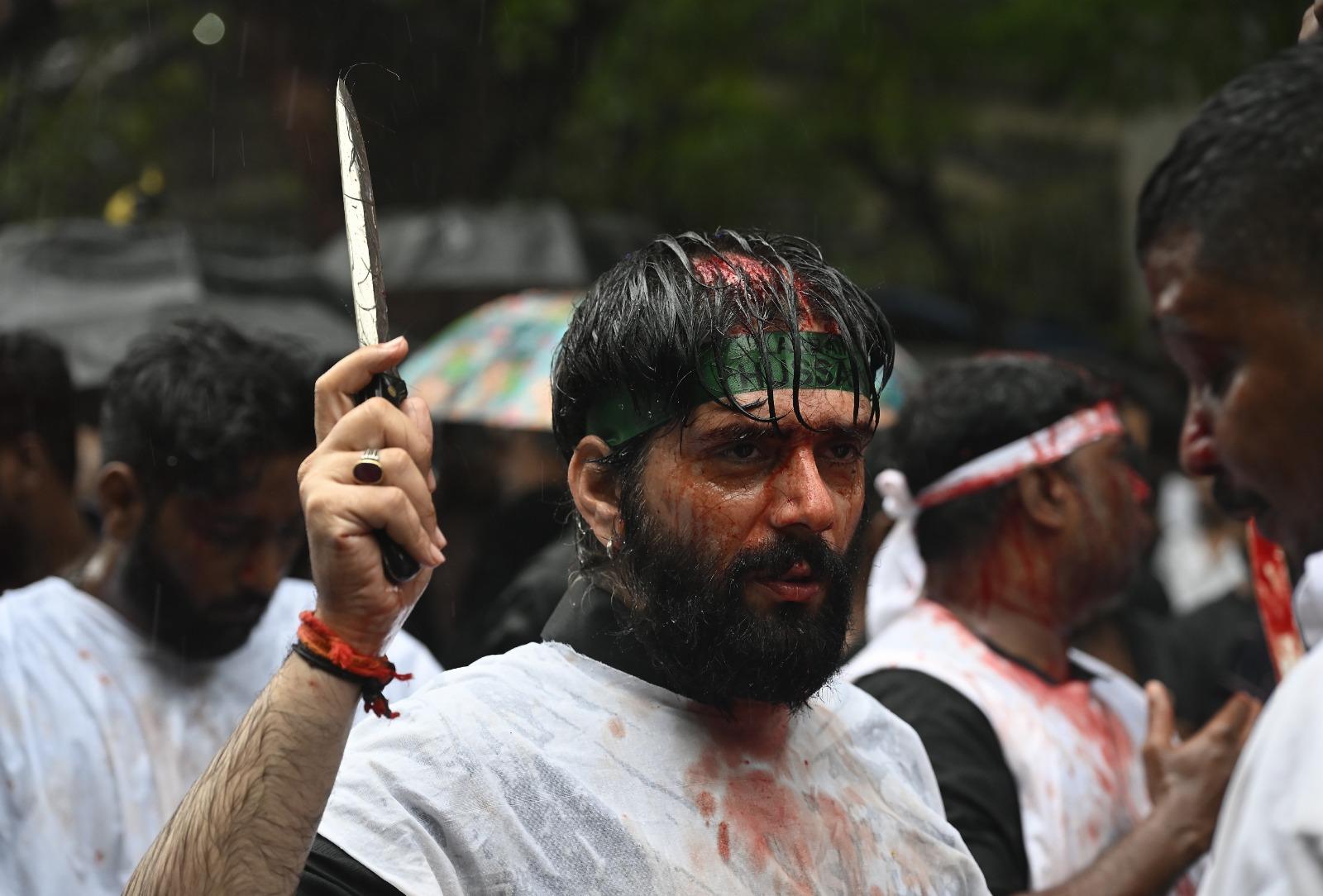 ट्रैफिक को कुछ इलाकों में डायवर्ट किया गया ताकि जुलूस शांतिपूर्वक और व्यवस्थित तरीके से निकाला जा सके.