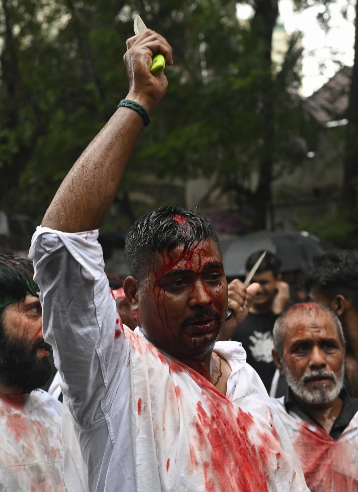 मुहर्रम का यह दिन मुंबई में धार्मिक आस्था, अनुशासन और श्रद्धा का प्रतीक बना रहा, जहाँ हर उम्र के लोग एक साथ मिलकर इमाम हुसैन की कुर्बानी को नमन करते दिखे. 