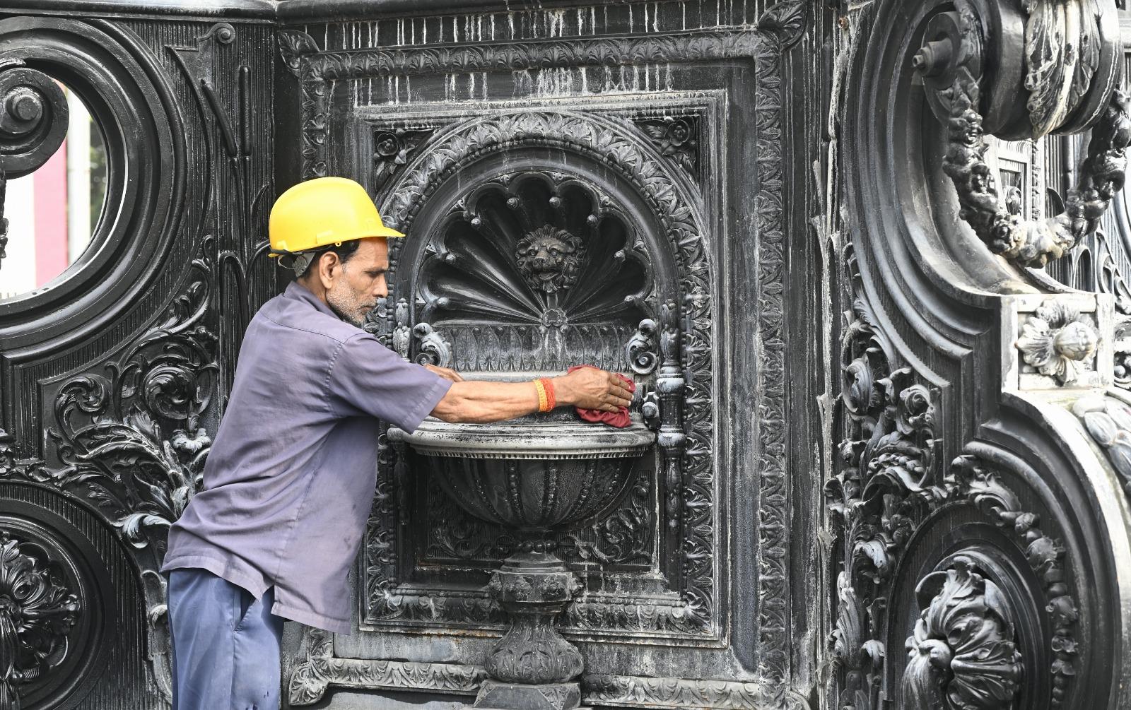 1867 में स्थापित यह 16 टन वज़नी गढ़े लोहे का स्मारक उस समय के बंबई के गवर्नर सर सीमोर फिट्ज़गेराल्ड के सम्मान में बनवाया गया था. 