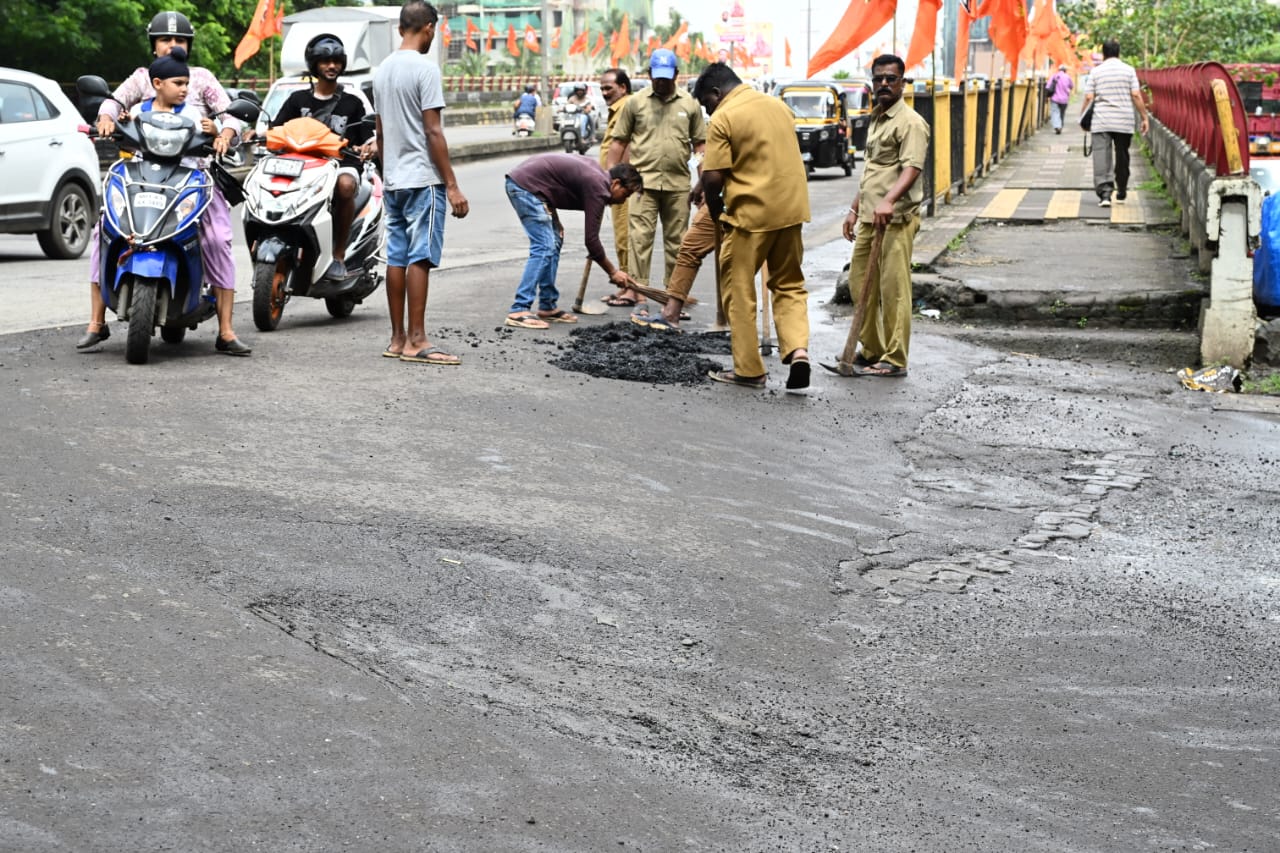 बताया जा रहा है कि रोजाना इस रास्ते से गुजरने वाले दोपहिया और चारपहिया वाहनों को इन गड्ढों के कारण झटकों और दुर्घटनाओं का सामना करना पड़ रहा था.