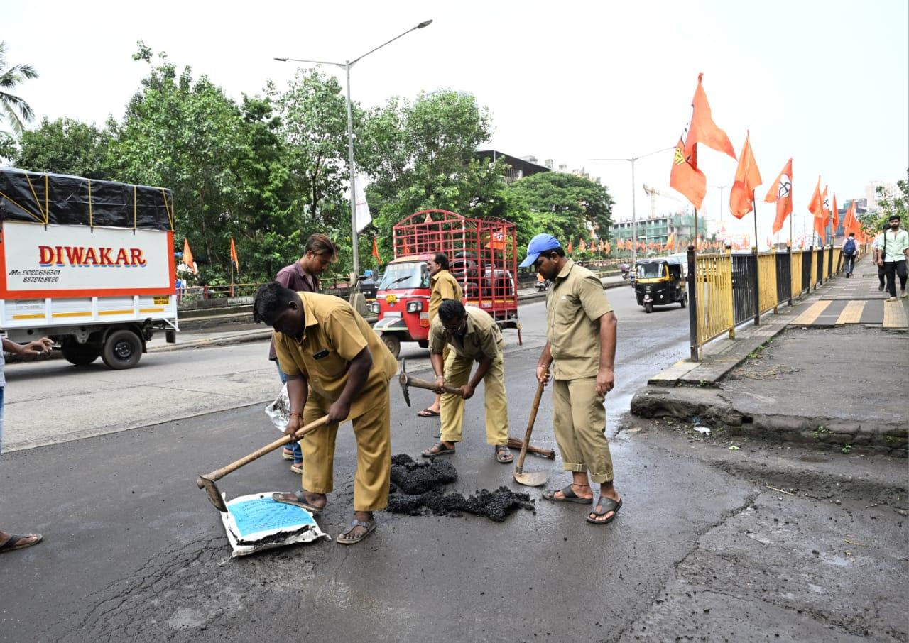 नगर निगम के अधिकारियों ने नागरिकों से अपील की है कि वे गड्ढों की जानकारी ‘एमएमसी 24x7’ ऐप या संबंधित वार्ड ऑफिस के जरिए दें, ताकि समय पर मरम्मत कार्य किया जा सके. 