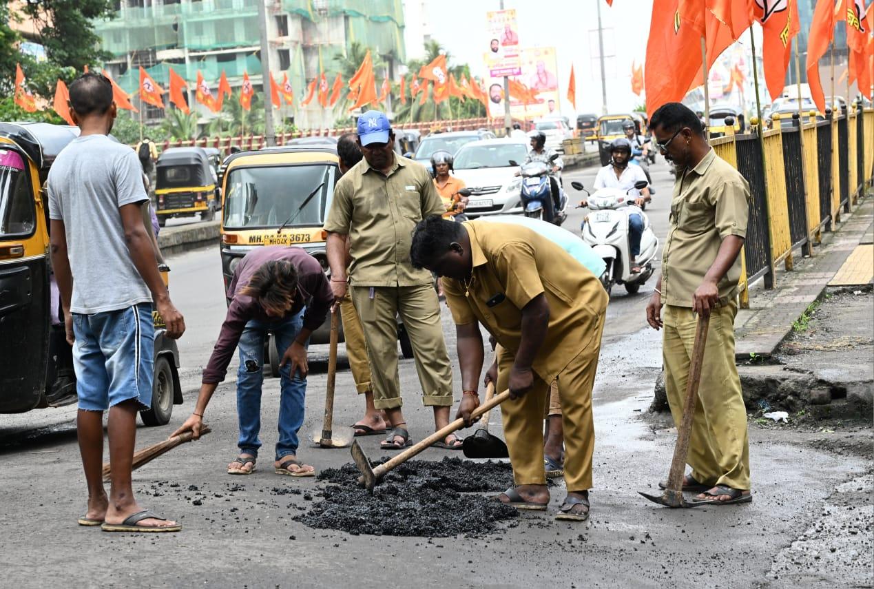 बृहन्मुंबई नगर निगम की ओर से सुबह से ही मजदूरों की एक टीम को गड्ढों की मरम्मत के काम में लगाया गया. 