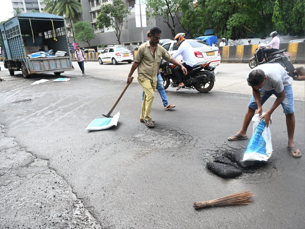 इस काम के दौरान ट्रैफिक को आंशिक रूप से डायवर्ट किया गया, ताकि कार्य में बाधा न आए और किसी भी प्रकार की दुर्घटना से बचा जा सके.