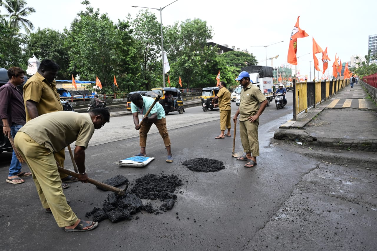 बीएमसी ने दावा किया है कि वह गड्ढों को समय रहते भरने और सड़कों की स्थिति को सुधारने के लिए एक विशेष मॉनसून टीम गठित कर चुकी है, जो विभिन्न वार्डों से आने वाली शिकायतों का त्वरित समाधान कर रही है.