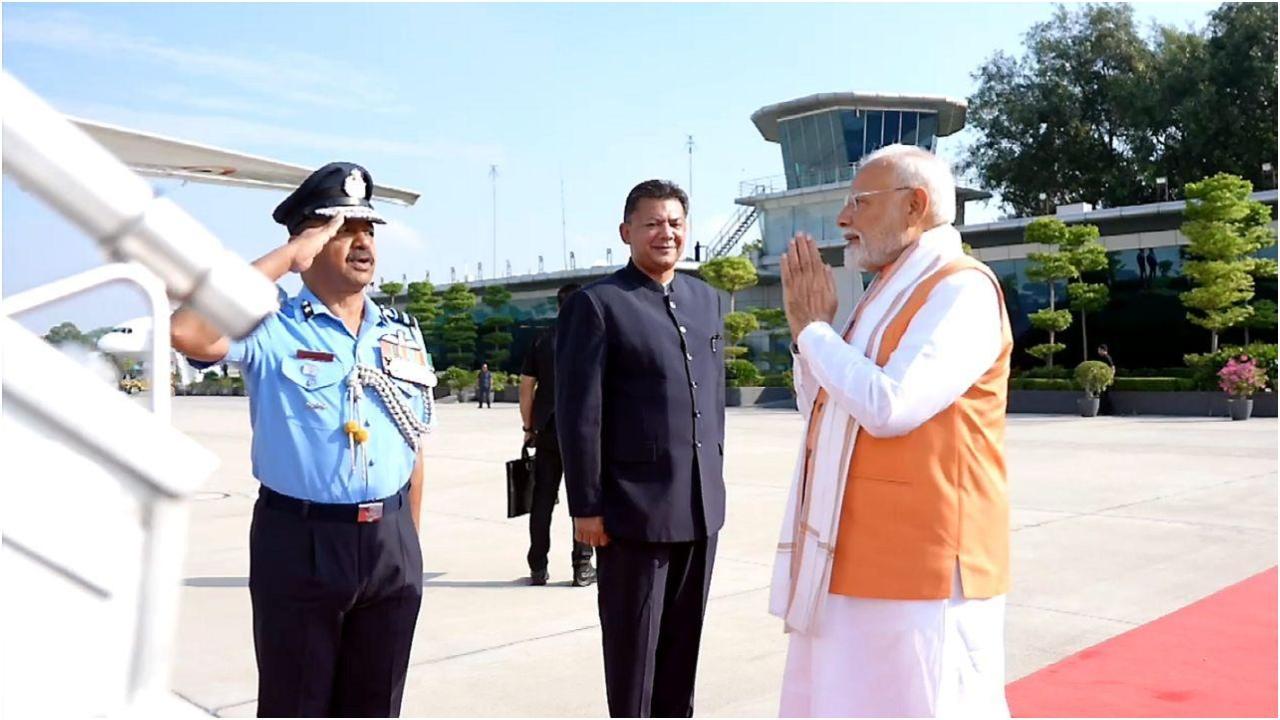 प्रधानमंत्री मोदी ने घाना से अपनी पांच देशों की यात्रा की शुरुआत की। यह इस अफ्रीकी देश की उनकी पहली द्विपक्षीय यात्रा है. फोटो/पीटीआई