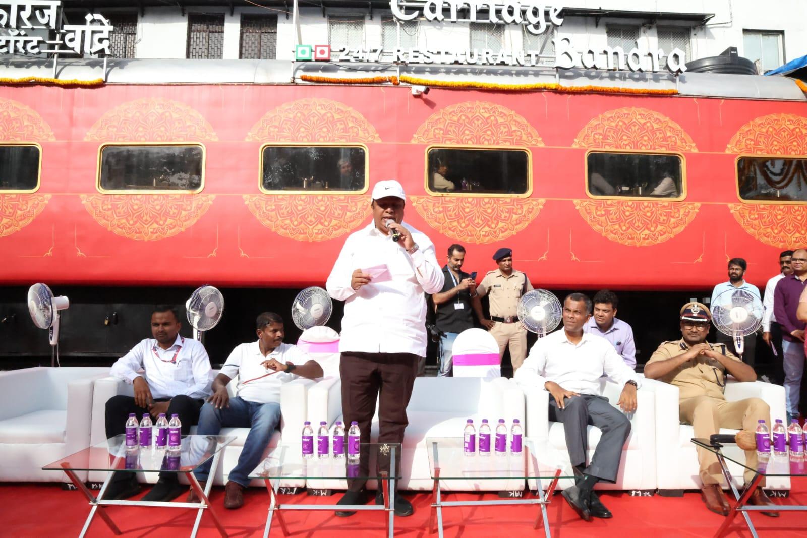 इस रेस्टोरेंट में विभिन्न प्रकार के स्वादिष्ट भोजन मिलेंगे, और यह यात्रियों के लिए एक आरामदायक और विशेष अनुभव प्रदान करेगा.पश्चिम रेलवे के अधिकारियों का कहना है कि यह परियोजना यात्रियों के अनुभव को बेहतर बनाने के लिए एक कदम है. 