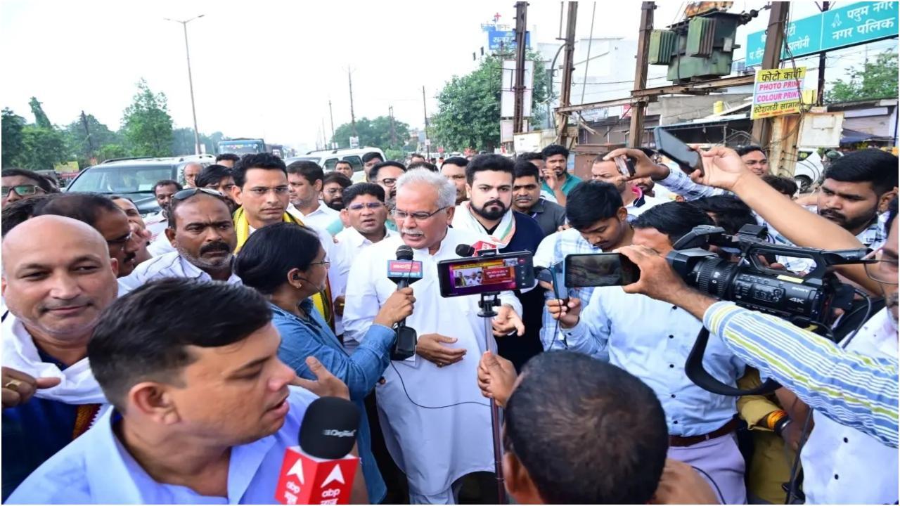 छत्तीसगढ़ के पूर्व मुख्यमंत्री भूपेश बघेल अपने बेटे चैतन्य के घर पर ईडी की छापेमारी के बाद मीडिया से बात करते हुए. PIC/X