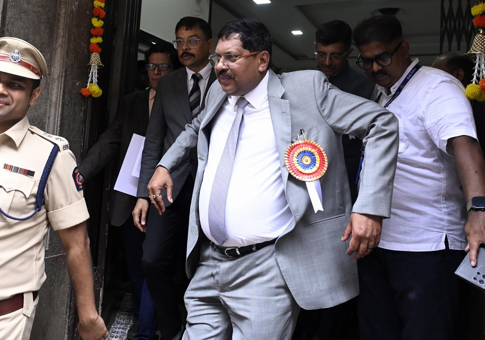 सीजेआई गवई की यह यात्रा न केवल भावनात्मक थी, बल्कि यह भी संदेश देती है कि शिक्षा की गुणवत्ता केवल भाषा पर निर्भर नहीं होती, बल्कि उस सोच पर होती है जो भाषा के माध्यम से आकार लेती है. 