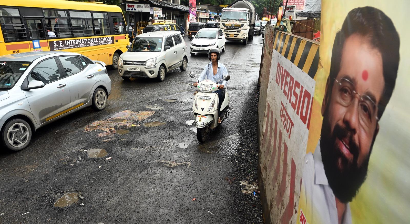पानी भर जाने पर गड्ढे दिखाई भी नहीं देते, जिससे हादसे का खतरा और बढ़ जाता है. स्थानीय निवासियों का यह भी कहना है कि इस क्षेत्र में जलभराव की समस्या पहले से मौजूद है, और गड्ढों ने स्थिति को और अधिक खराब कर दिया है.