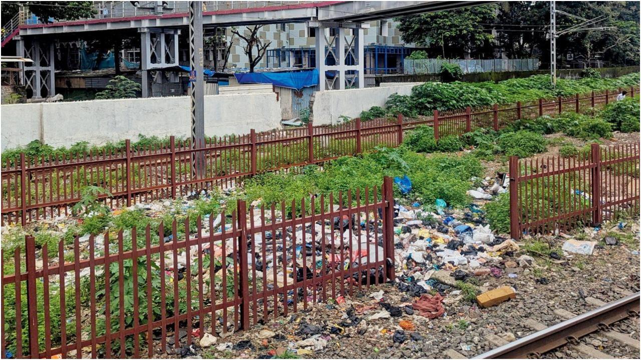 गुरुवार को जब मिड-डे ने घटनास्थल का दौरा किया तो रेलवे क्षेत्र की ओर वाले गेट अभी भी खुले थे.