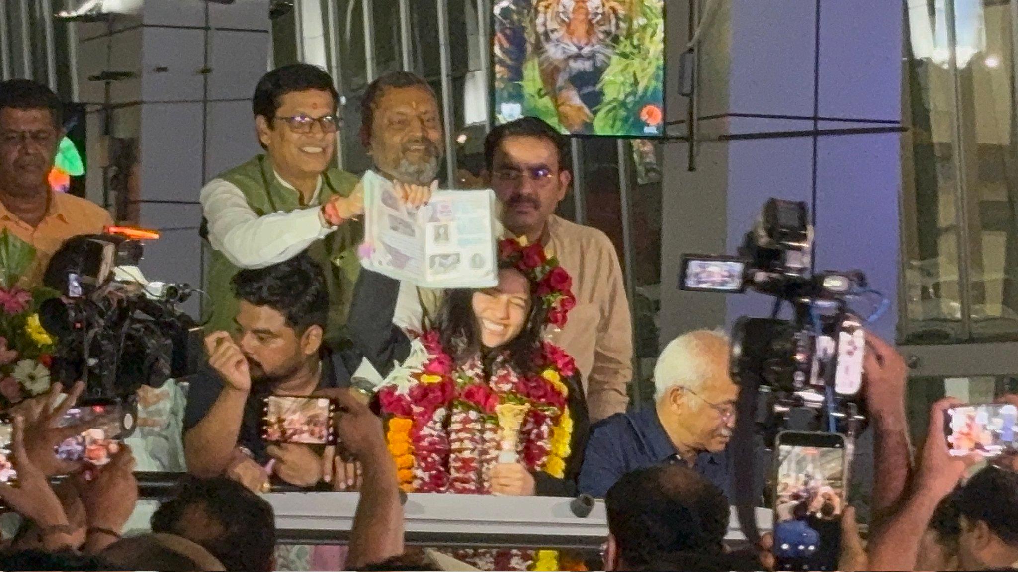 दिव्या देशमुख हाल ही में संपन्न महिला शतरंज विश्व कप में अपने शानदार प्रदर्शन के चलते खिताब जीतने वाली सबसे युवा भारतीय खिलाड़ी बन गई हैं. उनके इस असाधारण प्रदर्शन को देखकर पूरा देश गौरवान्वित महसूस कर रहा है.