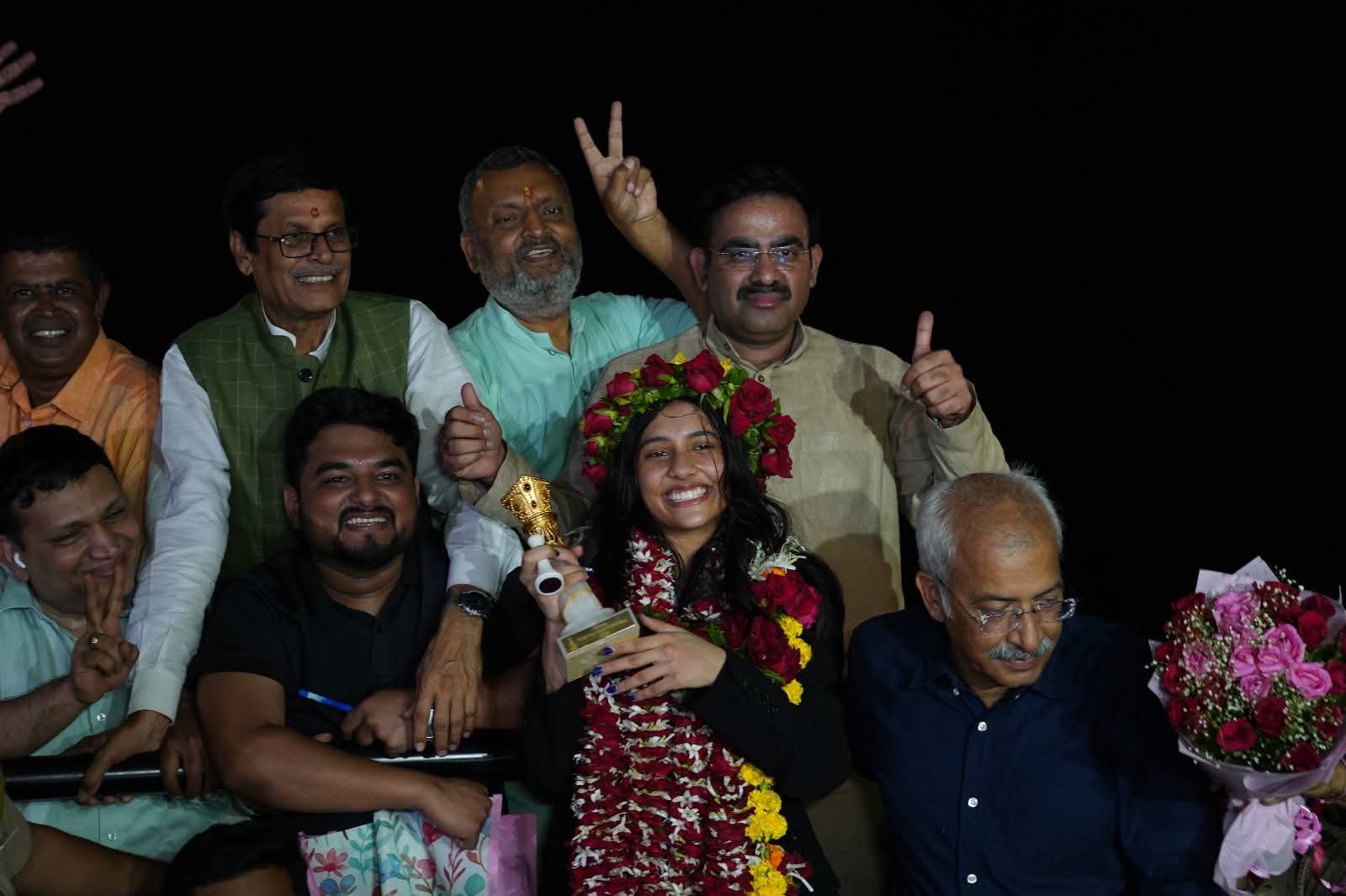 दिव्या के साथ उनके माता-पिता और बहन भी कार्यक्रम में मौजूद थे. माता-पिता की आंखों में गर्व के आंसू साफ नज़र आ रहे थे. दिव्या की मां ने बताया कि उन्होंने छोटी उम्र से ही दिव्या में कुछ विशेष देखा था, और जब उसने शतरंज को गंभीरता से लेना शुरू किया, तो परिवार ने हर कदम पर उसका साथ दिया.