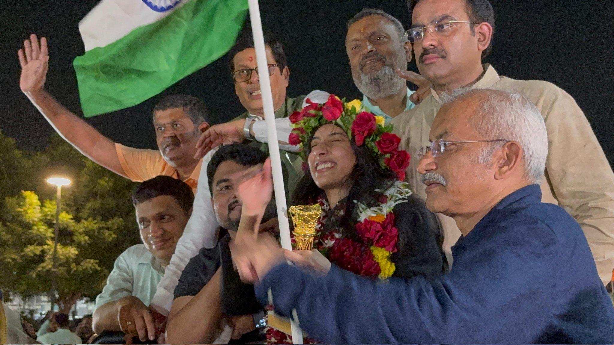 दिव्या ने आगे कहा- `उनकी बिना शर्त सपोर्ट और विश्वास के बिना यह मुमकिन नहीं था. साथ ही मैं अपने कोच राहुल सर का भी विशेष धन्यवाद करना चाहती हूं, जिन्होंने हमेशा मेरा मार्गदर्शन किया और मुझे आत्मविश्वास से भरा.”