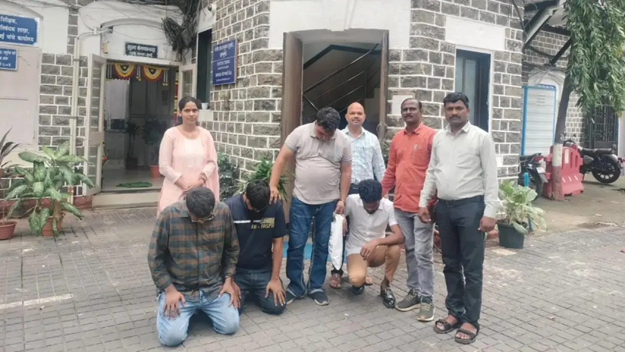 गिरोह ने काली डाई से लिपटे असली डॉलर को रासायनिक घोल में डुबाकर पीड़ितों को धोखा दिया.