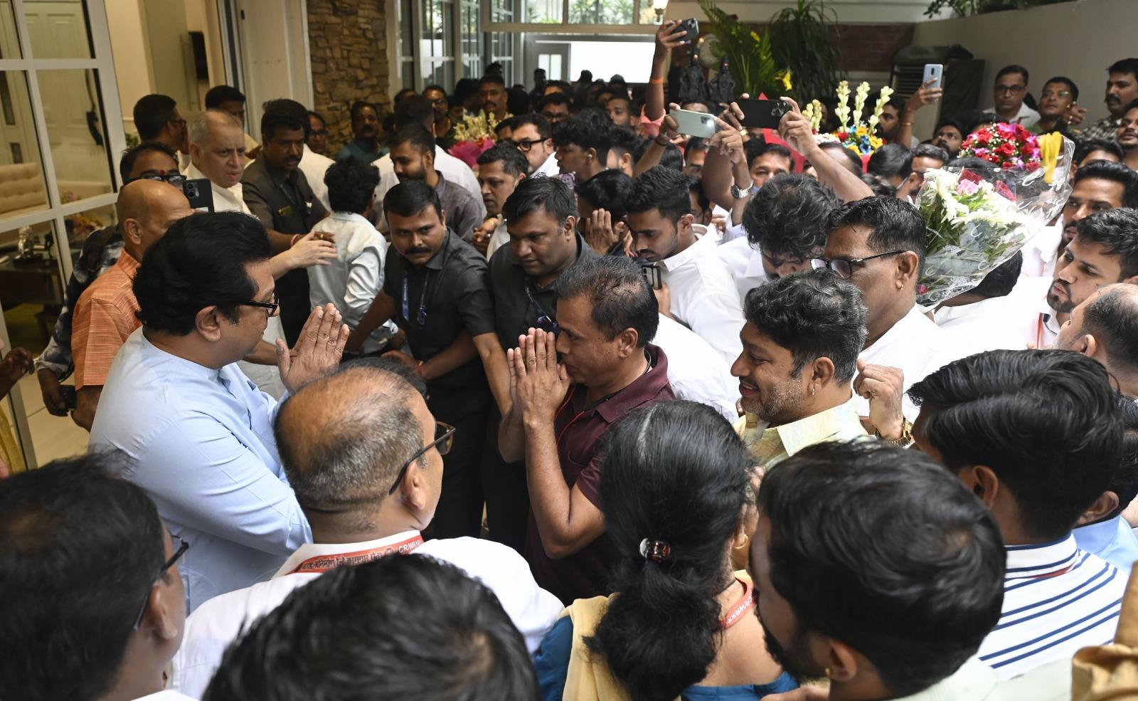 गुरुवार को हुए इस आयोजन ने यह साबित कर दिया कि मनसे पार्टी केवल एक राजनीतिक दल नहीं, बल्कि एक परिवार है, जो अपने नेता के साथ हर कदम पर खड़ा है.