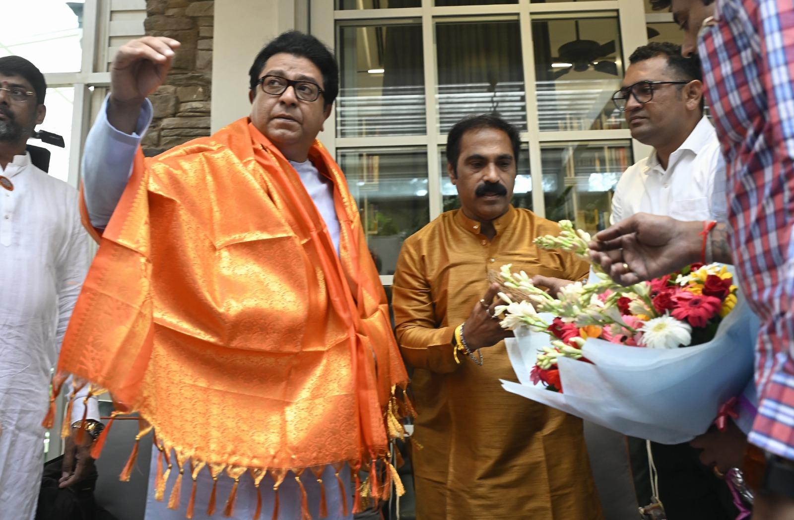 गुरु पूर्णिमा के इस पावन अवसर पर, पार्टी कार्यकर्ताओं ने न केवल अपनी भावनाओं का इज़हार किया, बल्कि राज ठाकरे को एक मार्गदर्शक के रूप में सम्मानित भी किया. 