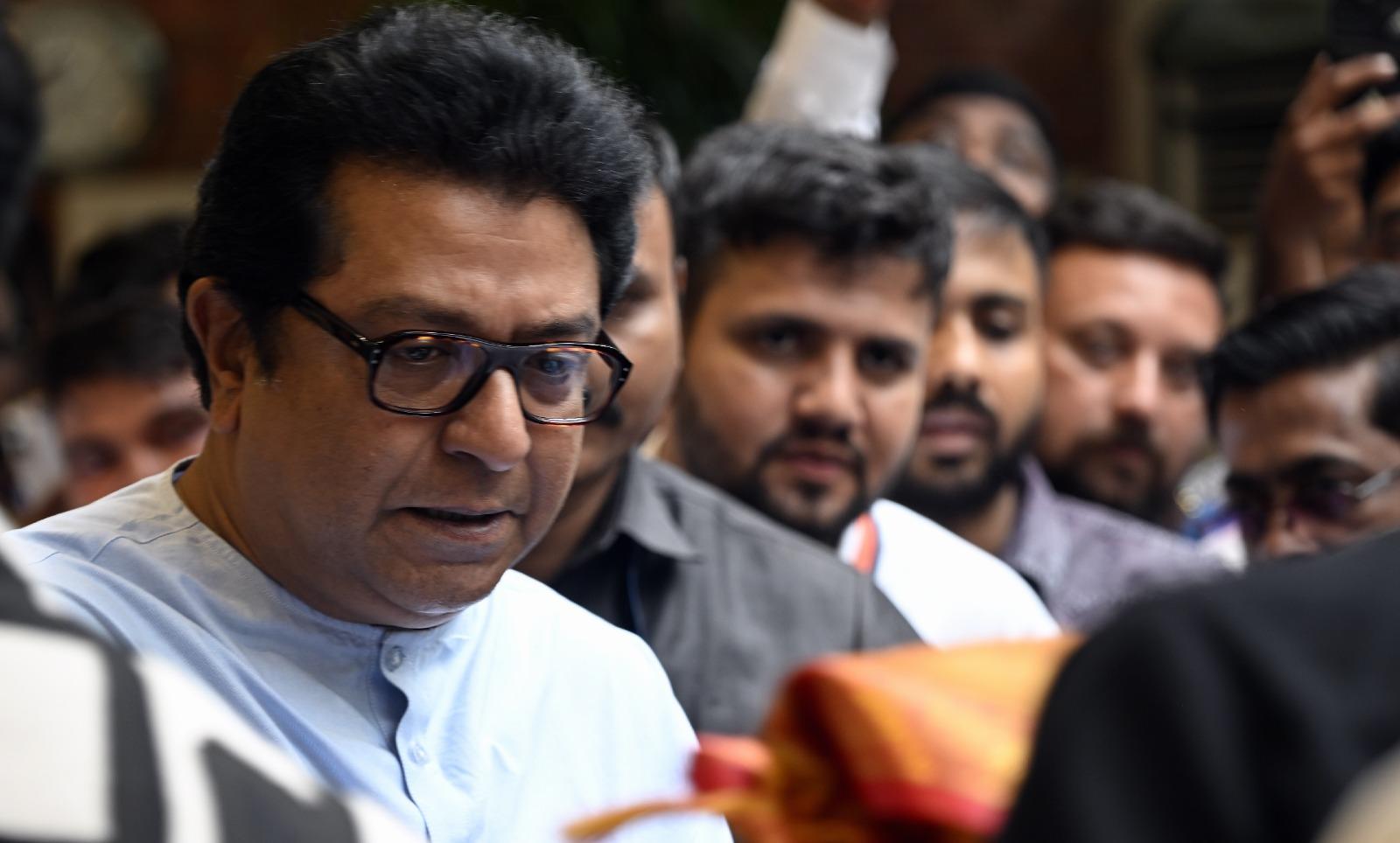 मनसे कार्यकर्ता बड़ी संख्या में राज ठाकरे के घर के बाहर कतार में खड़े थे, जो उनके प्रति गहरे सम्मान और भावनात्मक बंधन का प्रतीक था. यह दृश्य यह साबित करता है कि मनसे कार्यकर्ताओं और राज ठाकरे के बीच एक सशक्त और गहरा संबंध है.