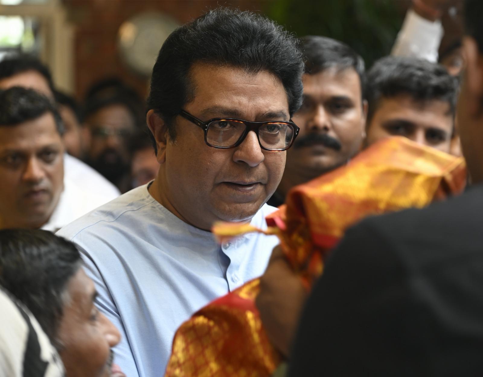 पार्टी के सदस्यों ने गुरु पूर्णिमा के मौके पर दादर स्थित शिवतीर्थ में पारंपरिक श्रद्धांजलि अर्पित की और मनसे प्रमुख राज ठाकरे से मुलाकात की. इस मौके पर राज ठाकरे ने भी पार्टी कार्यकर्ताओं को धन्यवाद दिया और उनका उत्साह बढ़ाया.