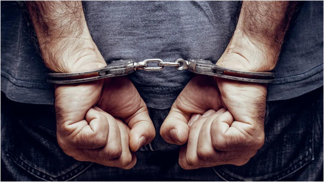 एक रेस्टोरेंट में काम करने वाली माँ अक्सर बच्चों को अपनी छोटी बहन की देखभाल में छोड़ देती है. (प्रतिनिधि चित्र/आईस्टॉक)