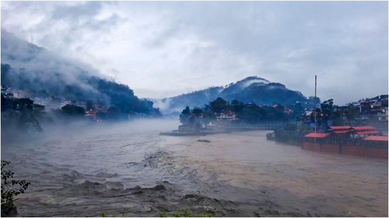 मंडी पुलिस ने कहा कि आम जनता को सलाह दी गई है कि जब तक बहुत ज़रूरी न हो, यात्रा करने से बचें. तस्वीर/पीटीआई