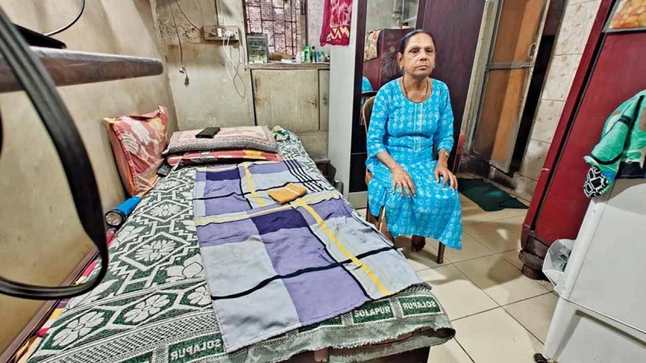 Iमुंबई की जर्जर इमारत में 72 वर्षीय विधवा का संघर्ष, छत गिरने का हर दिन डर