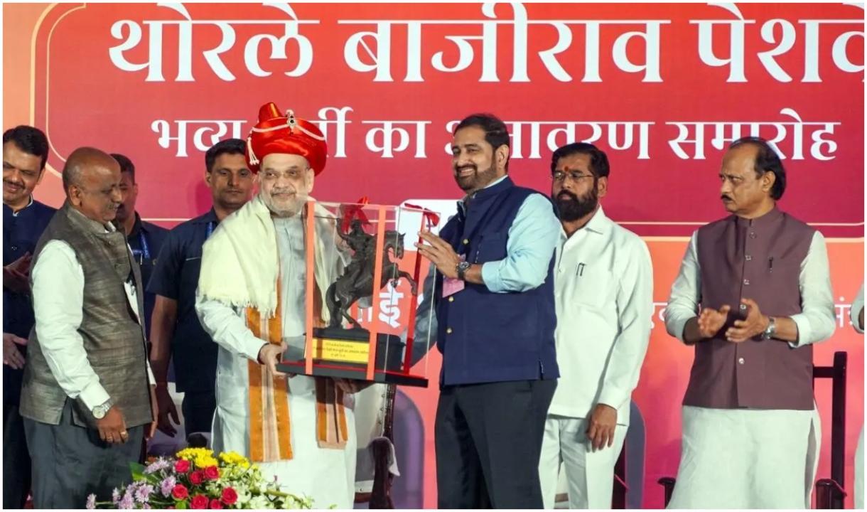 पेशवा बाजीराव की प्रतिमा के अनावरण के दौरान केंद्रीय गृह मंत्री अमित शाह को सम्मानित किया गया. (फोटो: मिड-डे)