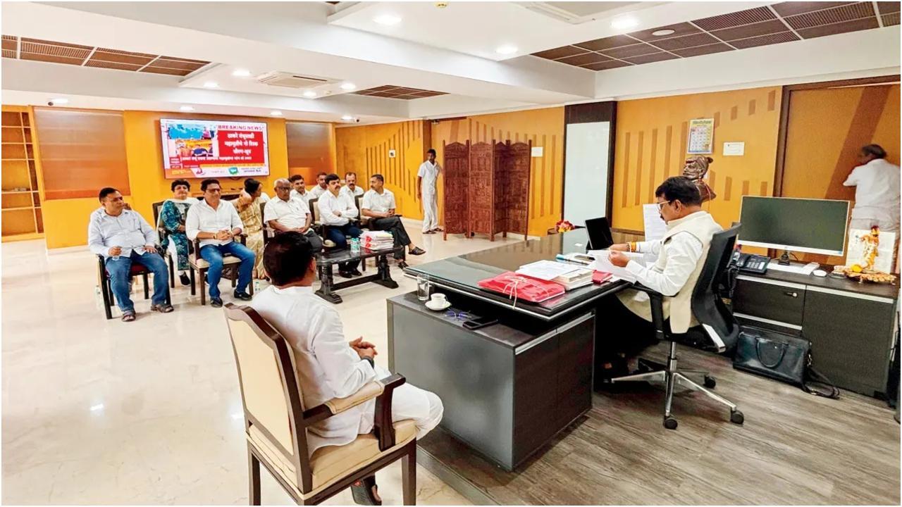 सोमवार को रायगढ़ कलेक्टर कार्यालय में सभी हितधारकों की एक बैठक हुई. तस्वीर/विशेष व्यवस्था
