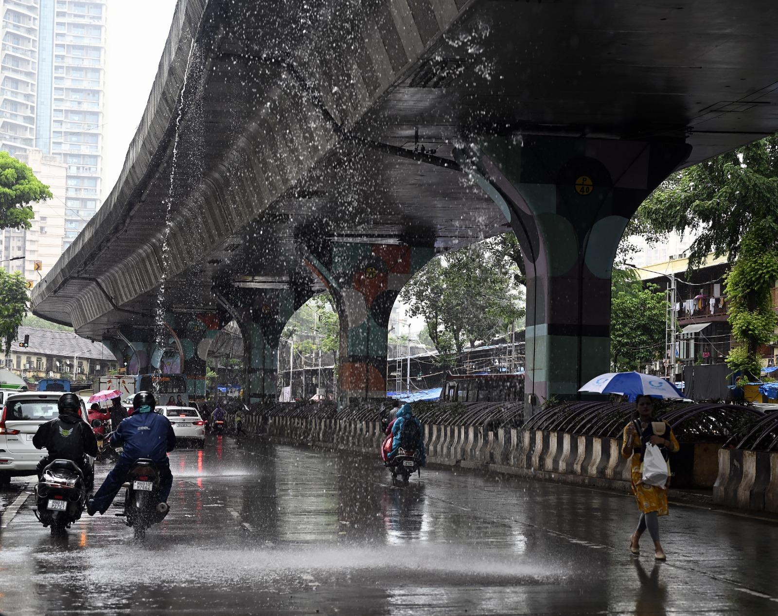 बारिश के इन दिनों में जब शहर की रफ्तार पहले ही धीमी हो जाती है, ऐसे में इस तरह की समस्याएं आम लोगों के जीवन को और भी कठिन बना देती हैं. 