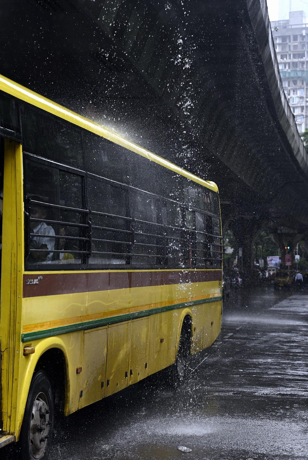 बारिश के मौसम में जब सड़कें पहले से जलमग्न होती हैं, ऐसे में ऊपर से गिरता तेज़ पाइप का पानी स्थिति को और भी ख़तरनाक बना देता है. 