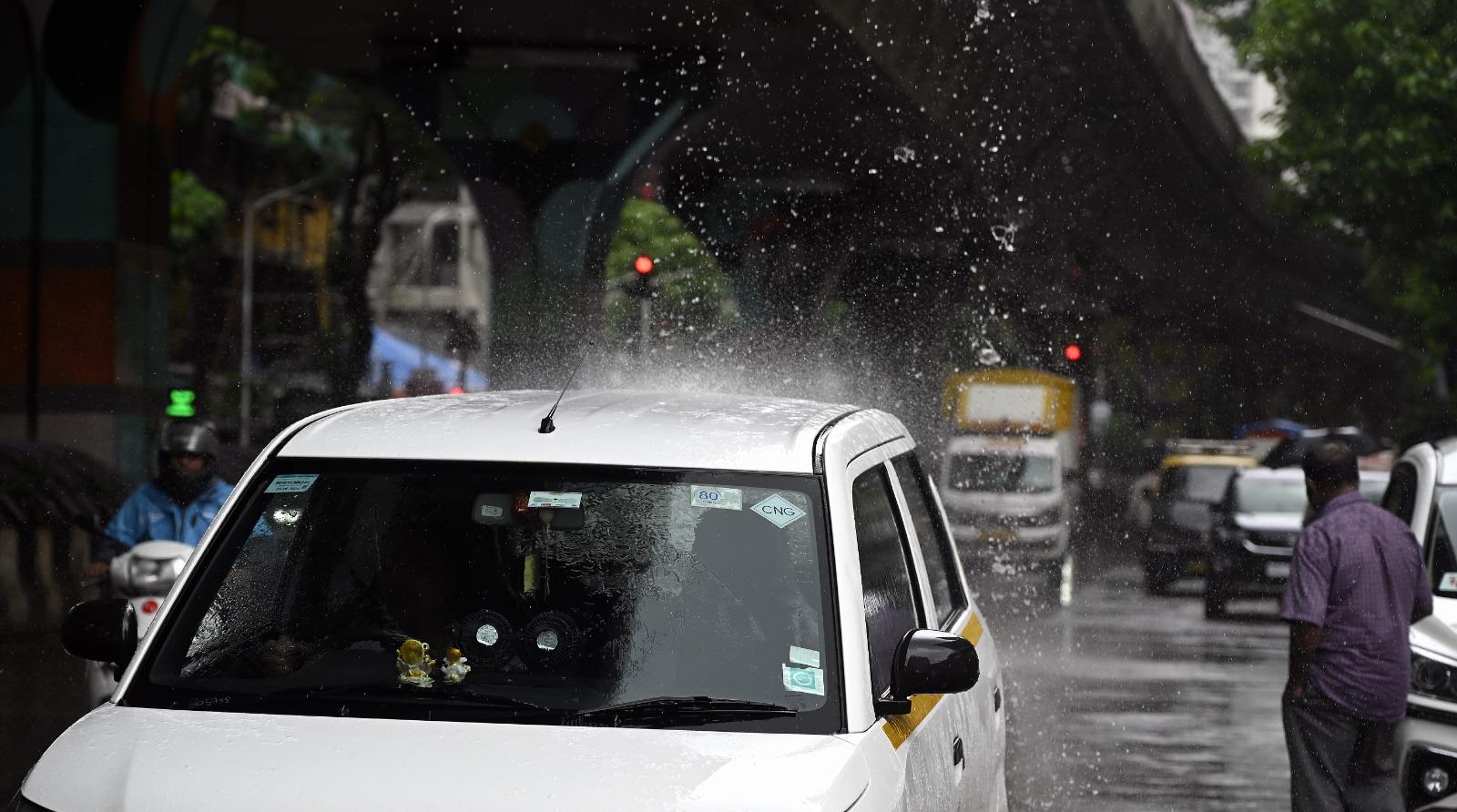 लालबाग पुल के नीचे जिस स्थान पर यह पाइप लीक हो रहा है, वहां से रोज़ाना सैकड़ों वाहन, ऑटो रिक्शा और मोटरसाइकिलें गुजरती हैं. 