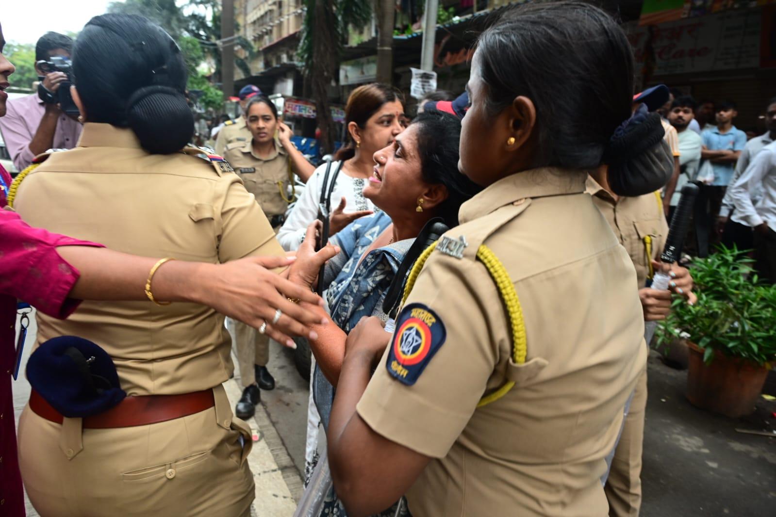 प्रदर्शनकारियों ने पुलिस के खिलाफ नारेबाजी की, जबकि पुलिस ने उन्हें रोकने के लिए किसी भी प्रकार की कड़ी कार्रवाई की. मंगलवार की सुबह एक और नाटकीय घटना घटी, जब मनसे के ठाणे जिला अध्यक्ष, अविनाश जाधव को पुलिस ने तड़के साढ़े तीन बजे उनके आवास से गिरफ्तार कर लिया. 