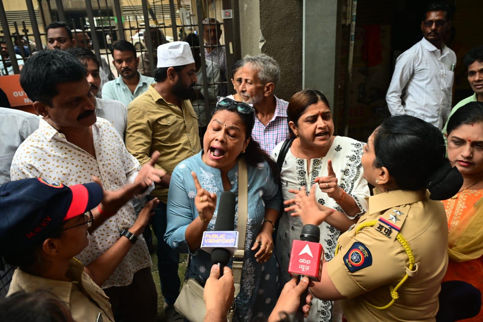 उन्होंने आरोप लगाया कि भाजपा विधायक नरेंद्र मेहता द्वारा किए गए पहले के विरोध को राजनीतिक रूप से प्रायोजित किया गया था, और इस समय मनसे ही मराठी भाषा के सम्मान की लड़ाई लड़ रही है.