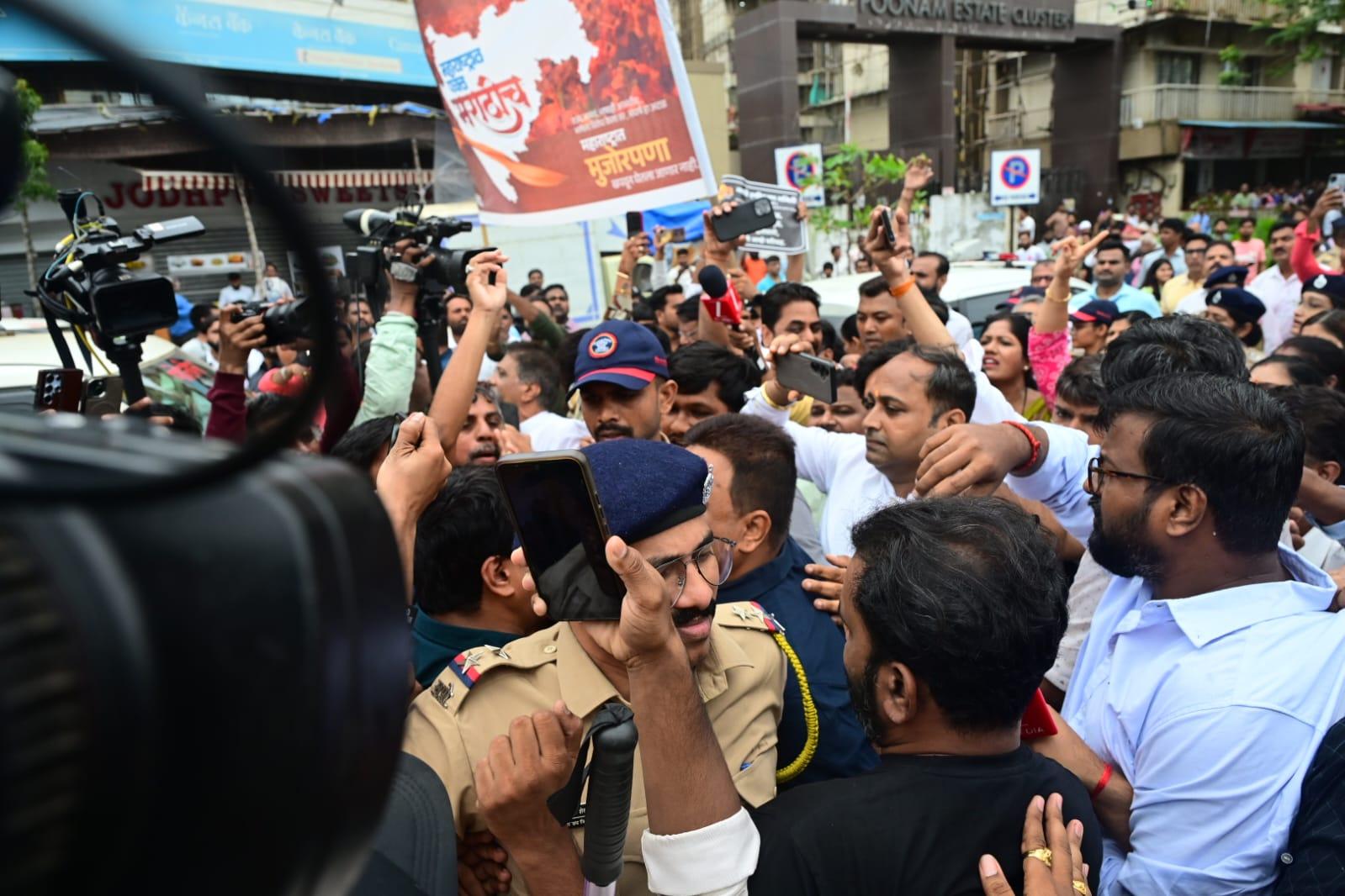 पुलिस ने इस विरोध को किसी भी हालत में रोकने के लिए कड़ी कार्रवाई की. प्रदर्शनकारियों को पुलिस वैन में डालकर हिरासत में लिया जा रहा था. इस दौरान मीरा रोड के ओम शांति इलाके में भारी अफरा-तफरी मच गई, जहां प्रदर्शनकारी और पुलिस आमने-सामने थे. 