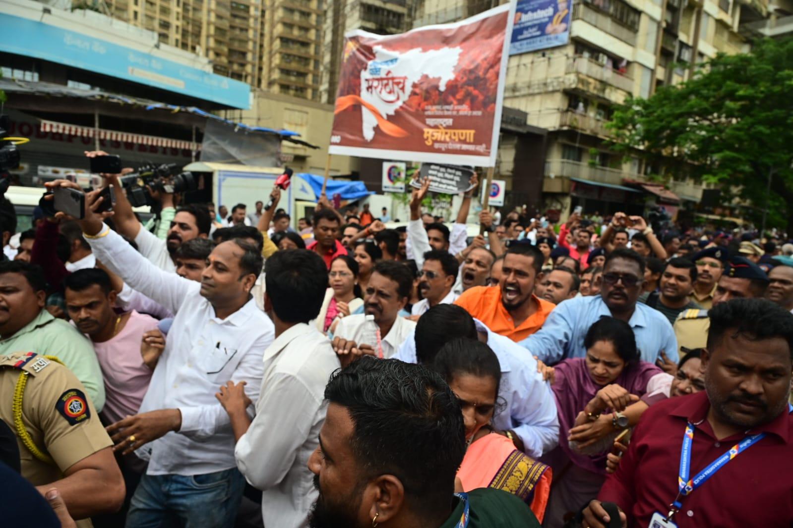 मनसे नेताओं का कहना है कि यह आंदोलन मराठी भाषा और संस्कृति के सम्मान के लिए है. उनका आरोप है कि कुछ ताकतें मराठी भाषा और संस्कृति को कमजोर करने की कोशिश कर रही हैं. मनसे के नेताओं ने इसे सिर्फ राजनीतिक विरोध नहीं, बल्कि मराठी अस्मिता की रक्षा की लड़ाई बताया. 
