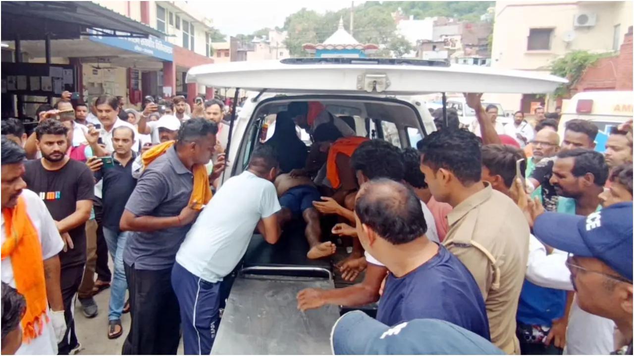 हरिद्वार के मनसा देवी मंदिर में मची भगदड़ में लगभग 35 लोगों को अस्पताल ले जाया गया, जिनमें से छह की मौत हो गई. तस्वीर/पीटीआई