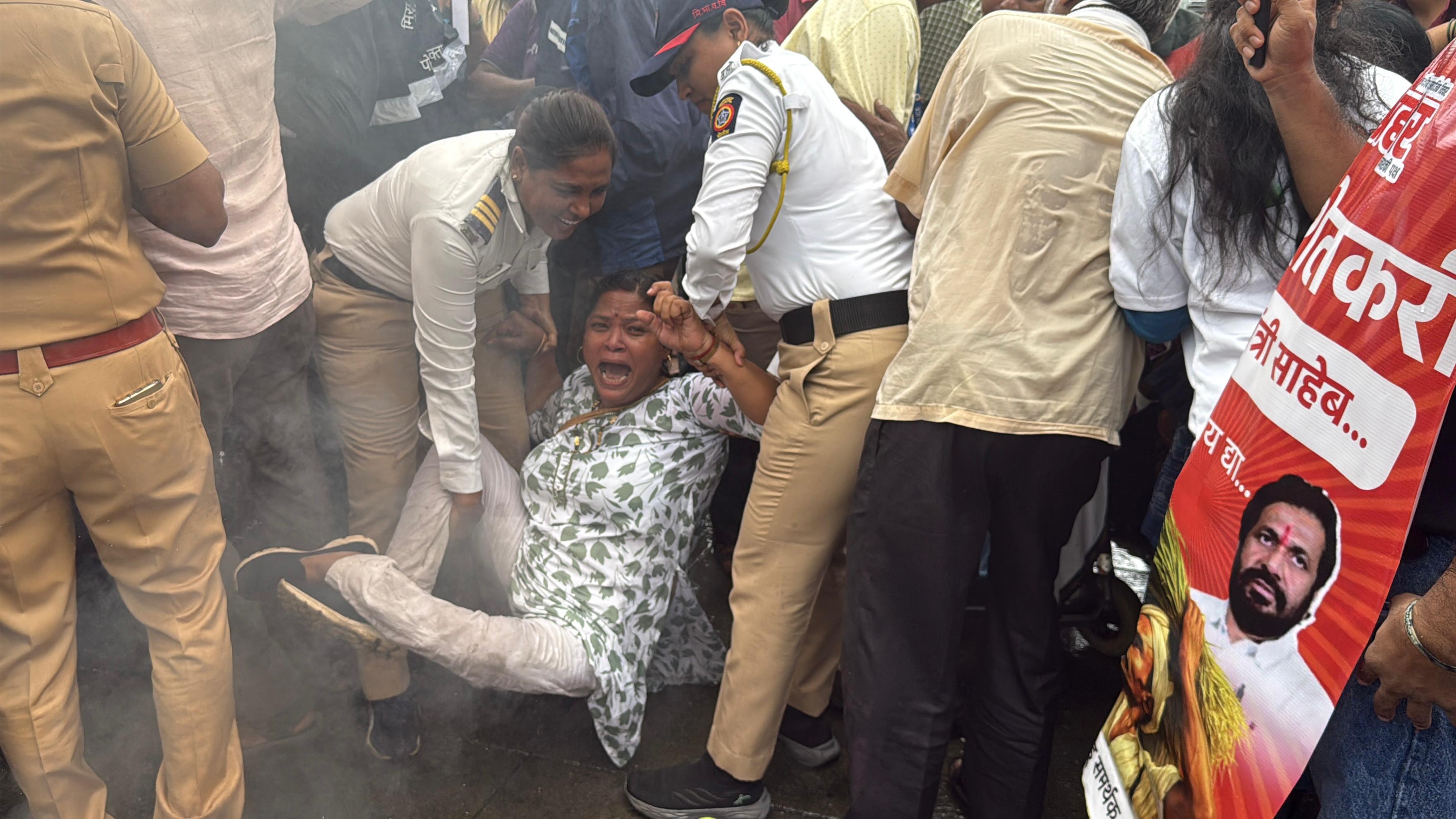 किसानों और मछुआरों का कहना था कि राज्य सरकार ने कर्ज माफी के वादे को पूरा नहीं किया है, और इसके चलते उन्हें बड़ी समस्याओं का सामना करना पड़ रहा है.