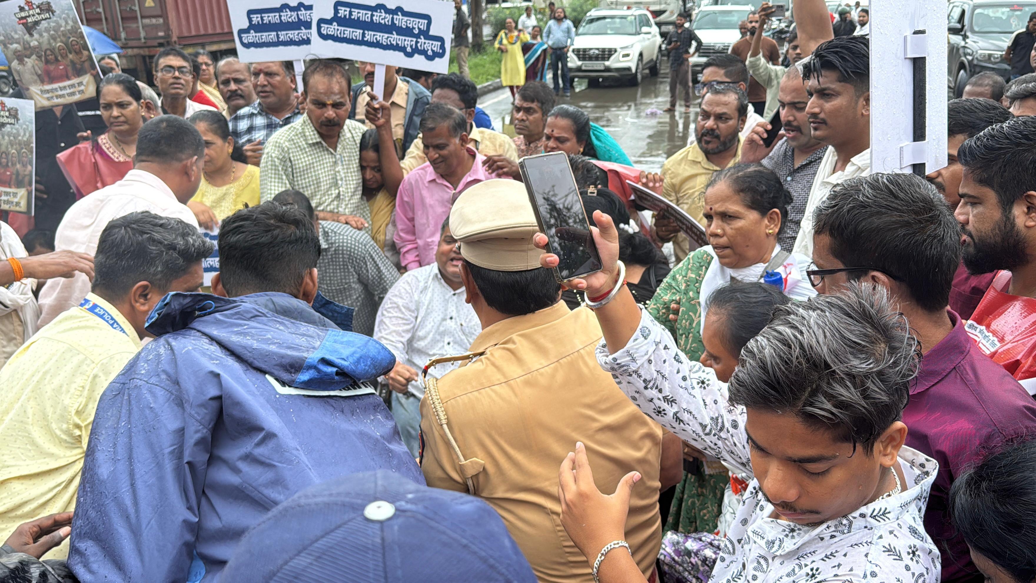 उनके अनुसार, अगर सरकार जल्द ही उनकी मांगों को नहीं मानती, तो वे और बड़े आंदोलन करने के लिए तैयार हैं. 
