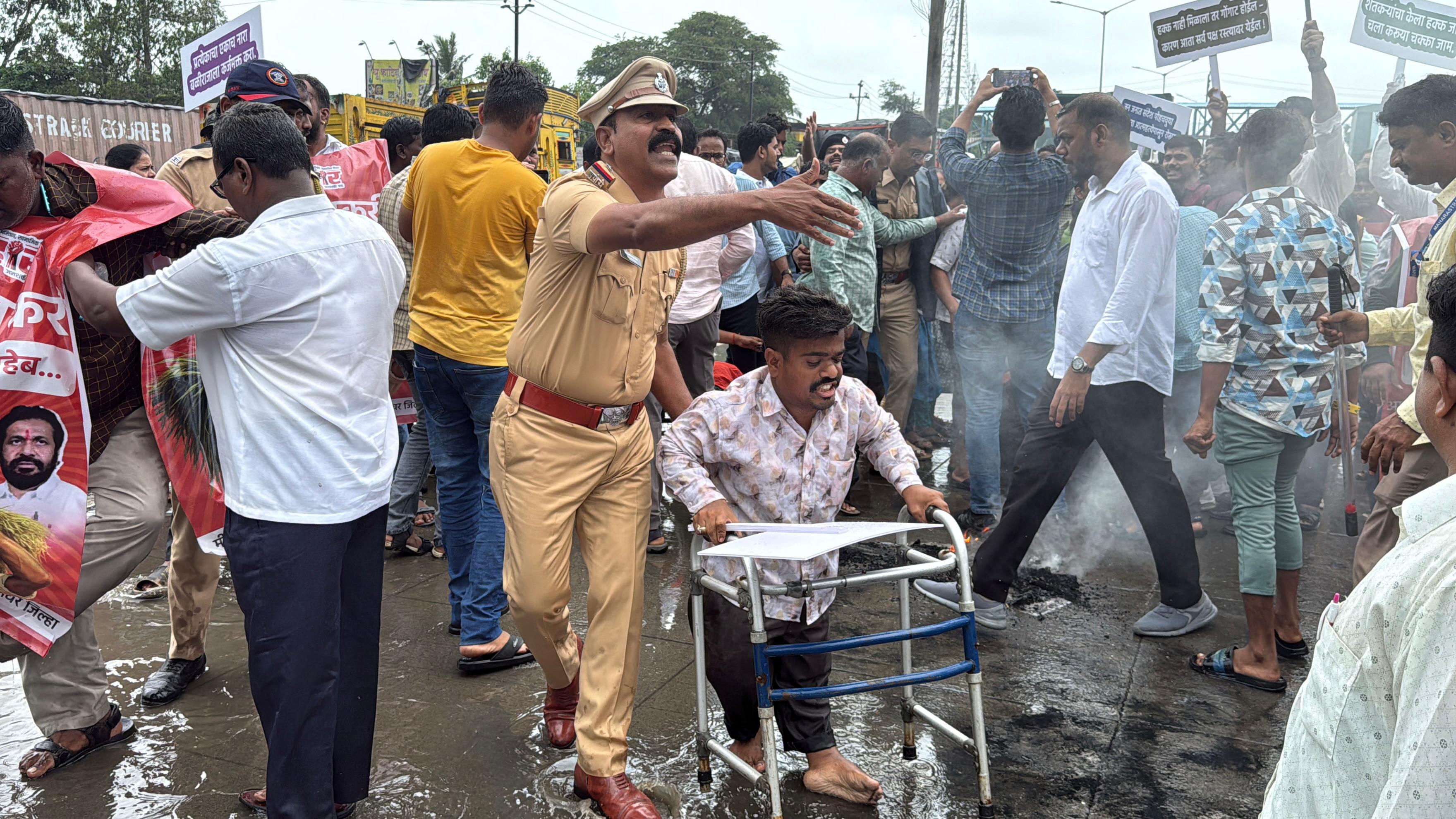 पुलिस ने प्रदर्शनकारियों को हिरासत में लिया, लेकिन तब तक राजमार्ग पर स्थिति पूरी तरह से बिगड़ चुकी थी.