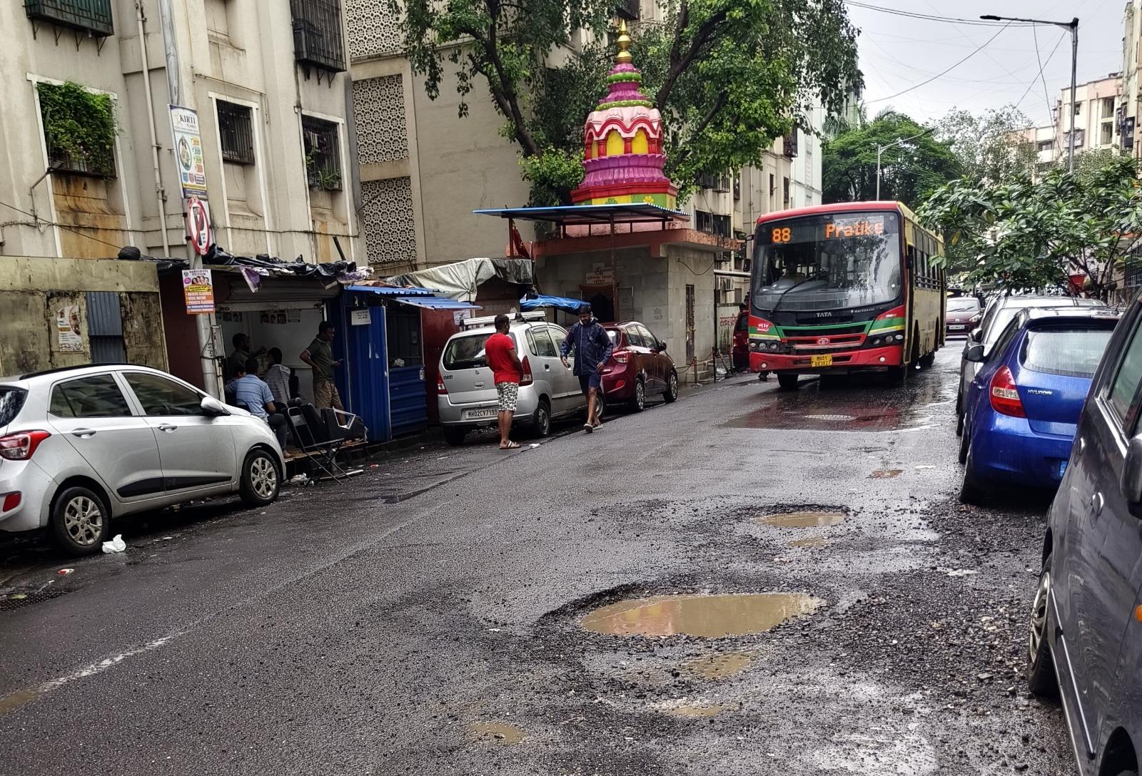 फिलहाल, इन गड्ढों से निजात पाने के लिए प्रतीक्षा नगर के लोग सिर्फ बारिश खत्म होने का इंतजार कर रहे हैं, लेकिन सवाल यह है कि क्या सरकार को भी इंतजार करना होगा या फिर वो इस मुद्दे का समाधान तुरंत निकालेगी?