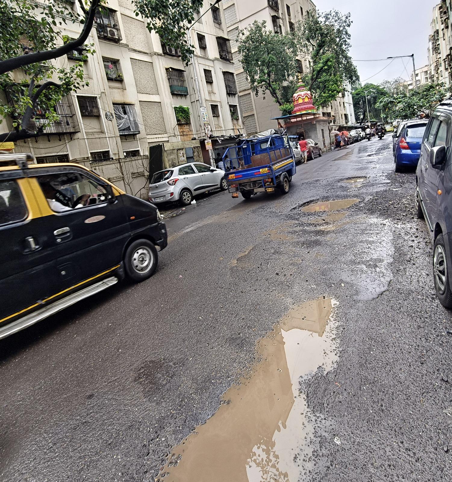 स्थानीय निवासी इन गड्ढों के कारण बहुत परेशान हैं. कई बार तो बाइक सवारों को गड्ढों में गिरने के कारण चोटें भी आ चुकी हैं, वहीं कार और बसों के पहिए भी इन गड्ढों में फंसकर काफी देर तक वहीं खड़े रहते हैं. 