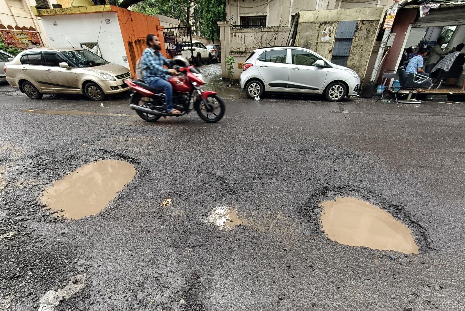 नागरिकों का कहना है कि सरकार और संबंधित विभागों को तुरंत इन गड्ढों को भरने और सड़क की मरम्मत करने के कदम उठाने चाहिए. 