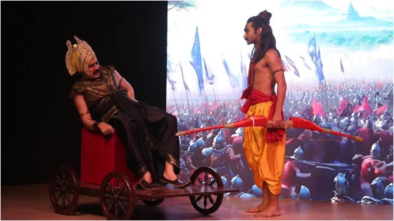 नाटक का आकर्षण यह है कि इसके दृश्य जीवंत प्रतीत होते हैं. झाड़ियों की हलचल, महल की भव्यता और जंगल के शांत दृश्य को एआई की मदद से नाटकीय ढंग से प्रस्तुत किया गया है, जो एक जादुई माहौल बनाता है और दर्शकों को मंत्रमुग्ध कर देता है.