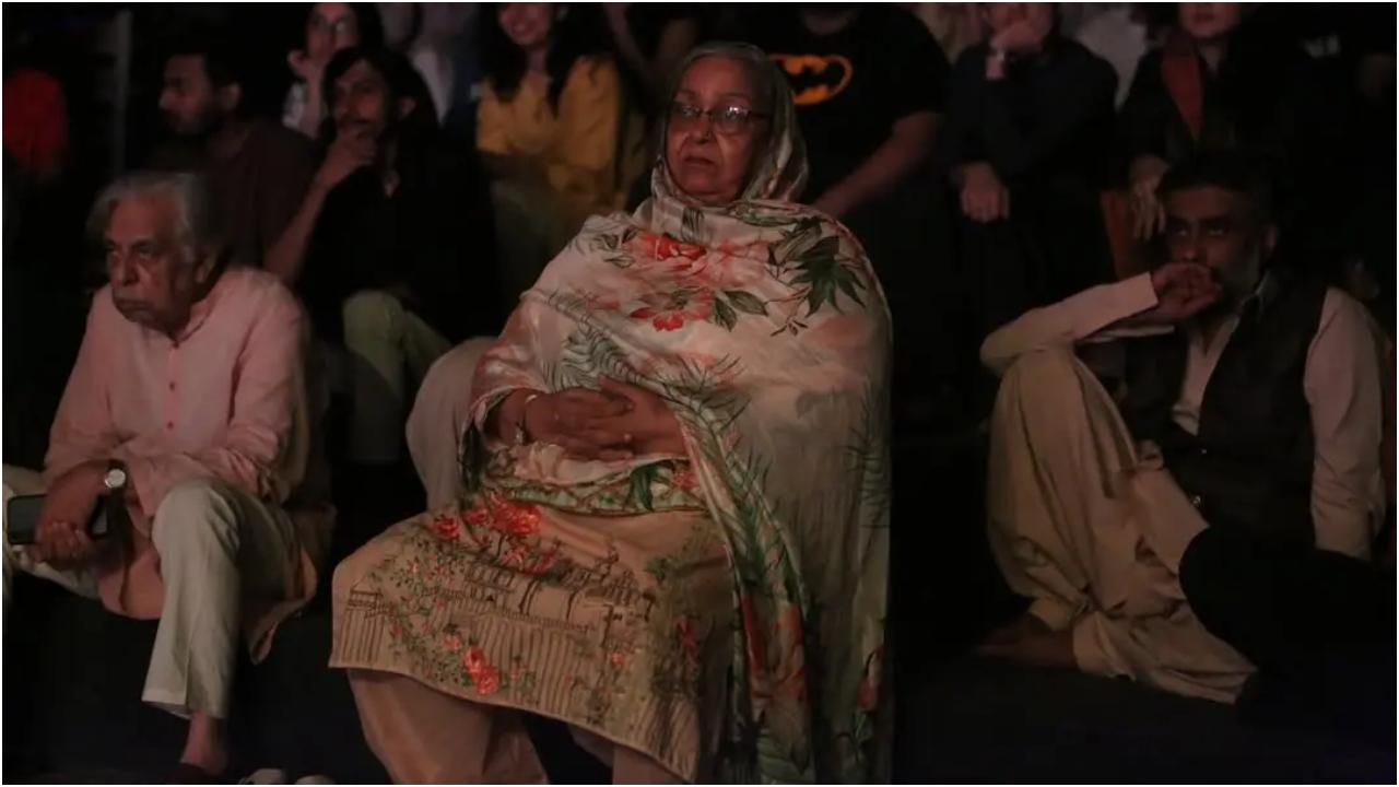 इस नाटक का निर्देशन योगेश्वर करेरा ने किया है. उनका मानना है कि पाकिस्तान में रामायण जैसे धार्मिक ग्रंथ पर नाटक करना कुछ लोगों के लिए खतरनाक हो सकता है, लेकिन उन्हें समाज के विरोध का कभी डर नहीं लगा.