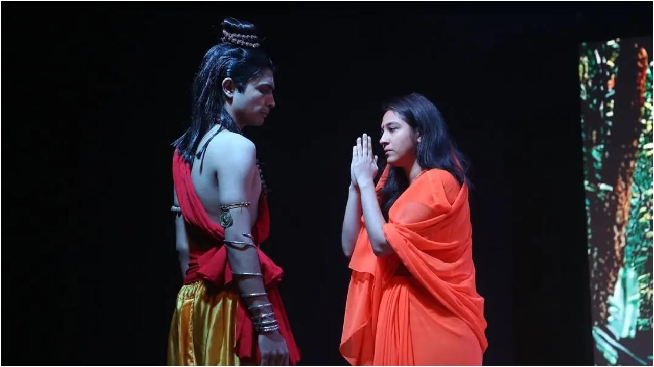 नाटक का पहला प्रदर्शन नवंबर 2024 में द सेकेंड फ्लोर (T2F) में हुआ था. वहाँ से अच्छी प्रतिक्रिया मिलने के बाद, अब इसे कराची की कला परिषद में भव्य रूप से प्रस्तुत किया जा रहा है.