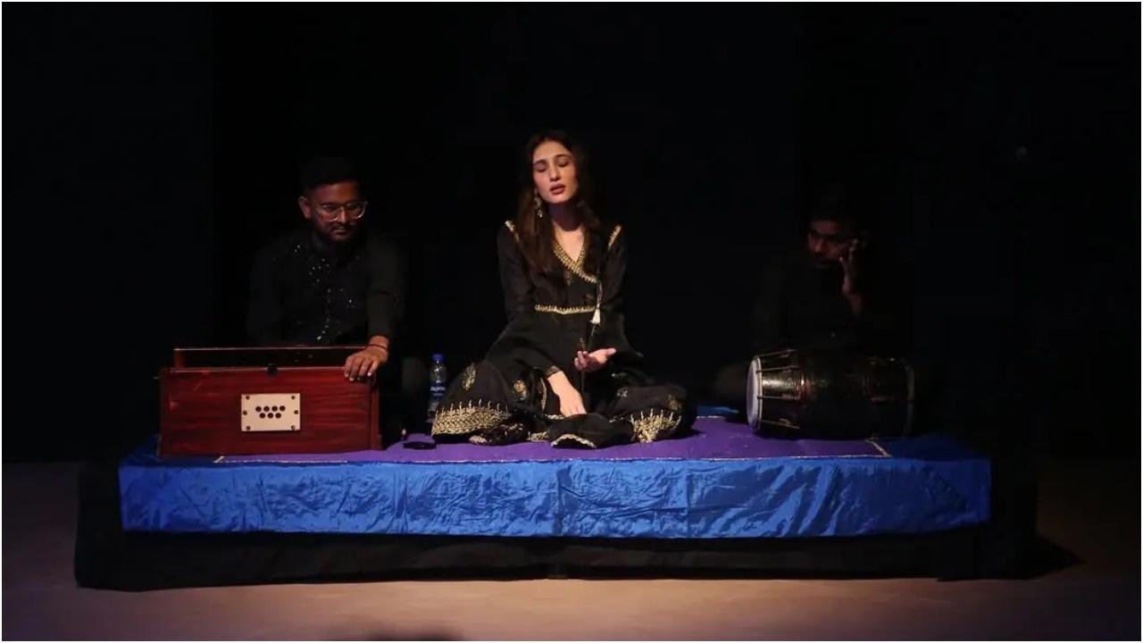 नाटक की साज-सज्जा, वेशभूषा, प्रकाश व्यवस्था और लाइव संगीत ने इसे और भी आकर्षक बना दिया है.