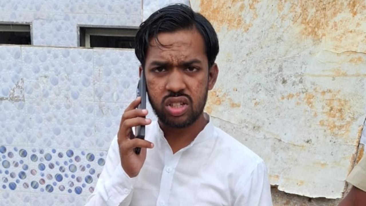 खुद को टिकट चेकर बताने वाला शख्स